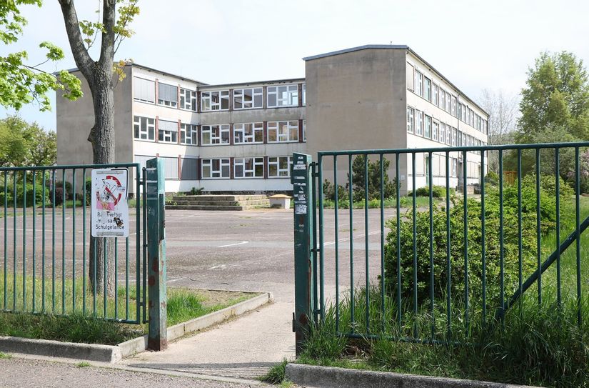 Schulhofeingang der Breitscheidschule  bleibt jetzt verschlossen. Bald ziehen  - übergangsweise - wieder Schüler ein.