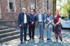 Ole-Per Wähling,Vereinsvorsitzender Lebensfahrten e.V., Matthias Roberg, Treffpunkt-Leiter Lebensfahrten e. V., BM Markus Renner sowie Maria Wodzinska-Jaskulka und Elena Schöndube, Projektmitarbeiterinnen Diakonie Meißen (v.l.n.r.), bei der Bescheidübergabe.