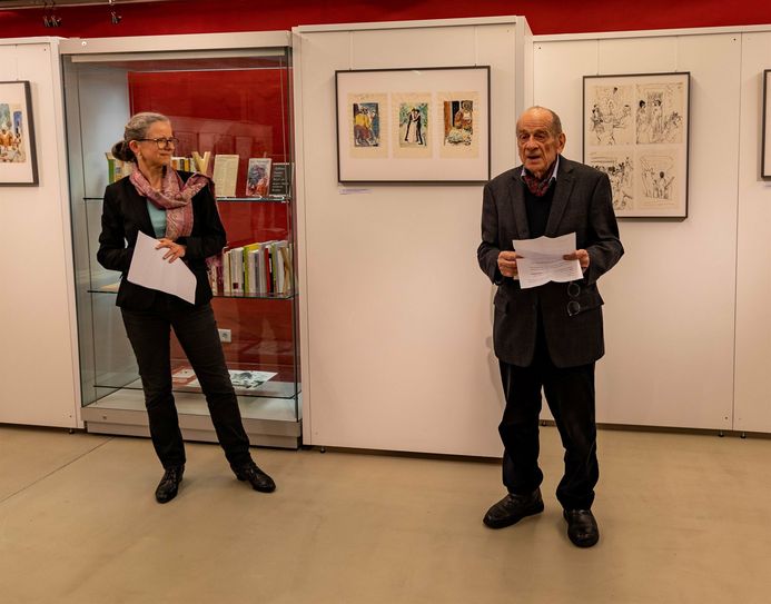 Der Berliner Grafiker Dieter Goltzsche bei der Eröffnung.   Foto: Rainer Könen