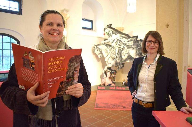 Museologin Iris Kretschmann (vorn) und die Schlossleiterin Dr. Sabine Peinelt-Schmidt haben vorab eingeladenen Pressevertretern einen exklusiven Rundgang ermöglicht.