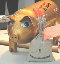 Vor Jahren wurde in einem überdimensionierten Sparschwein Geld in Form von cent-Münzen für den Bau gesammelt.
