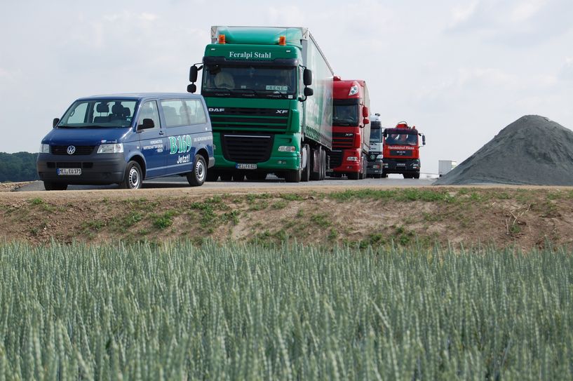 Bisher endet die neue B169 auf einem Feld bei Seerhausen. Jetzt könnte rein rechtlich weitergebaut werden.