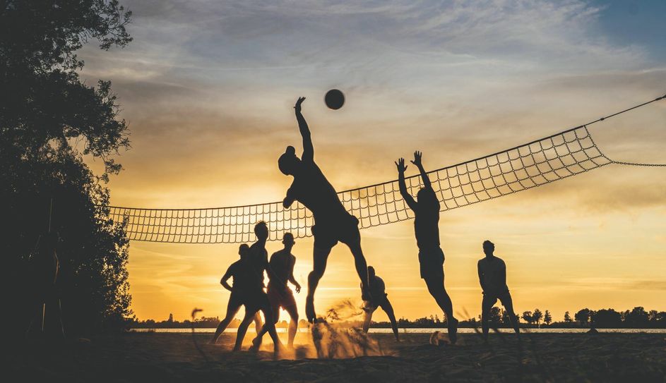 Symbolbild. Das Steinigtwolmsdorfer Freibad-Team lädt zum Volleyballturnier ein.