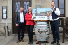 Hendrik Wagner, Rita Seidel und Thomas Kunack (v.l.n.r.) bei der Spendenübergabe der Radeberger Exportbierbrauerei.