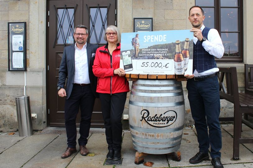 Hendrik Wagner, Rita Seidel und Thomas Kunack (v.l.n.r.) bei der Spendenübergabe der Radeberger Exportbierbrauerei.