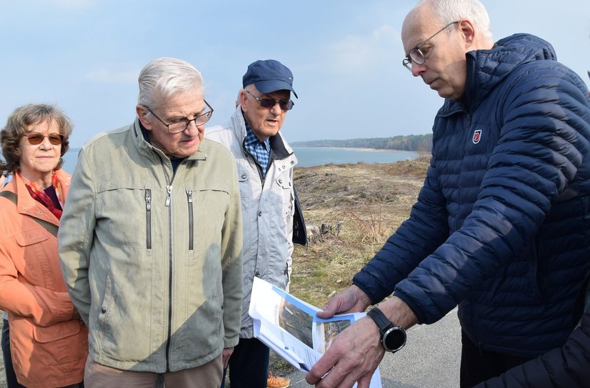 Jörn Süßmilch erklärt Mitgliedern des Freundeskreises Baumaßnahmen am Scheibe-See.