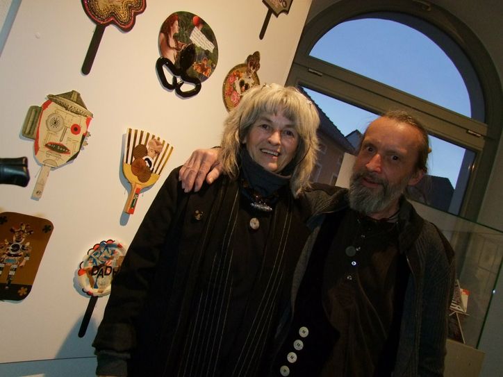 Petra Lorenz und Volker Lenkeit vor einer Collagen-Wand.  Foto: Rainer Könen