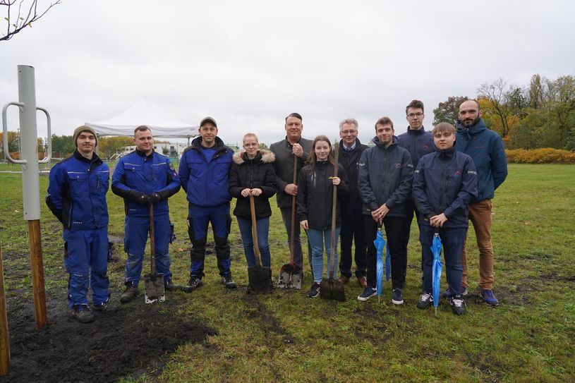 Von der Stadt Schwarzheide waren Azubi Tim Wendt, Azubi Lukas Lehnig, Ausbilder Cliff Henning, Azubi Jessica Koslowski, Bürgermeister Christoph Schmidt und Azubi Melanie Zapke bei der Baumpflanzung mit dabei. Von der Fendel Gebäudetechnik KG halfen Geschäftsführer Carsten Böke, Azubi Pascal Linder, Azubi Nino Krause, Azubi Tim Leonhardt und Ausbilder Ronny Frommhold.