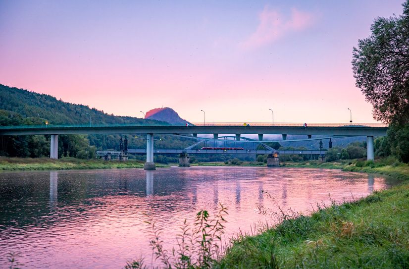 Die Elbbrücke in Bad Schandau, die einzige Elbquerung zwischen Pirna und Decín, ist bis auf Weiteres gesperrt. Ein Einsturz der Brücke kann im Moment nicht ausgeschlossen werden.