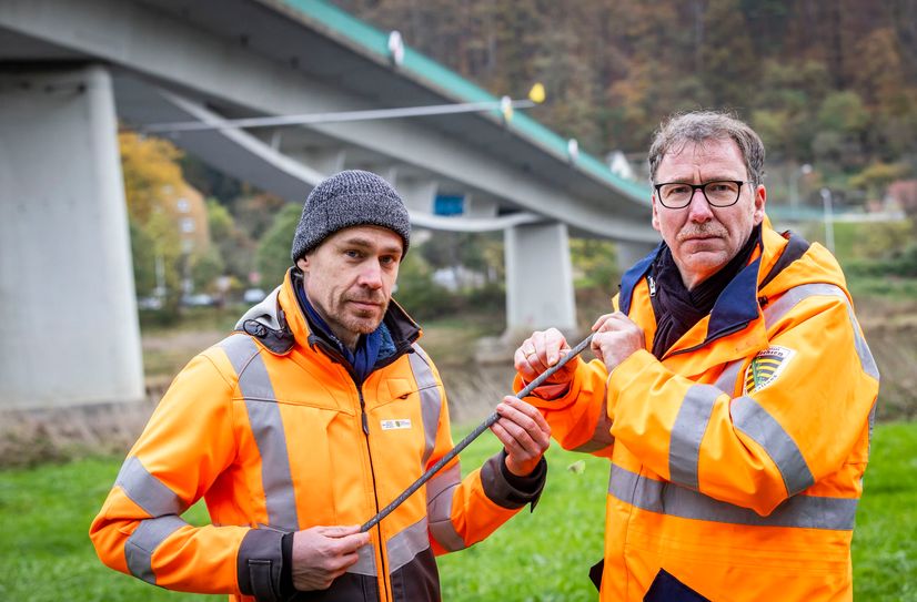 Lars Roßmann (li.), Abteilungsleiter konstruktiver Ingenieurbau LASuV, und Dipl.-Ing. Stephan Berger, Abteilungsleiter Mobilität LASuV, mit Spannstahl.