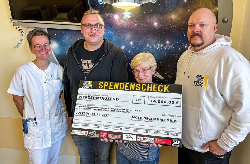 V.l.: Maren Lange (Teamleitung K1), Martin Schmidt (Mosh gegen Krebs), Dr. Elisabeth Holfeld (Förderverein) und Christian Schroschk (Mosh gegen Krebs)