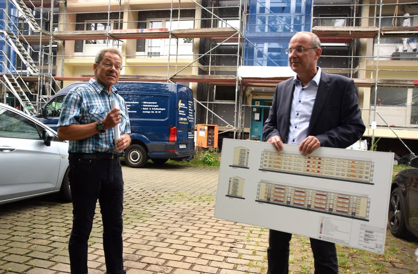 Jens Müller und Steffen Markgraf sprechen über die Sanierung des Wohnhauses Herder-Straße 1-9.
