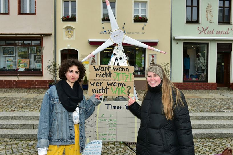 Ladina Soubeyrand (l.), Sprecherin der Fridays for Future-Ortsgruppe Senftenberg, wurde von Ricarda Budke (r.), Bündnis 90/Die Grünen, beim Klimastreik unterstützt.