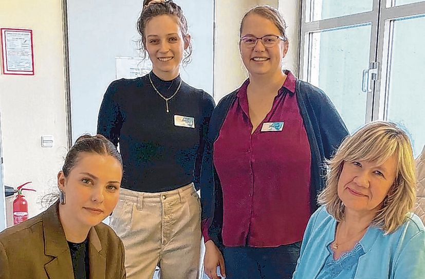 Schüler der Landesfachklasse V21C der Veranstaltungskaufleute (hier ein Teil des Teams) haben zusammen mit ihrer fachbetreuenden Lehrerin Daniela Steinhagen (l.) sowie der Agentur für Arbeit Riesa und dem Jobcenter die Ausbildungsbörse vorbereitet.