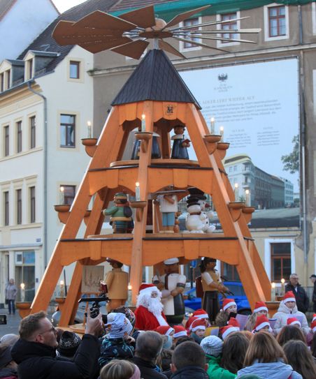 Ein Schubs für die Pyramide.