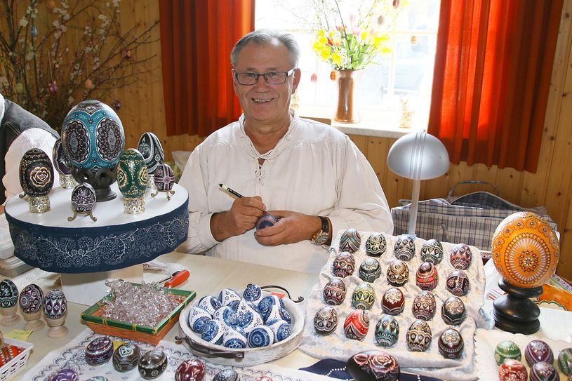 In der Oster-Sonderausstellung "Vom Hühnerei zum Straußenei" von Hubert Bartsch aus Rietschen sind 450 filigran verzierte Ostereier in zweifarbiger Kratztechnik, Wachsbatik und Gravur zu sehen.