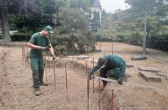 Azubis des Regiebetriebes bei Wegebauarbeiten.