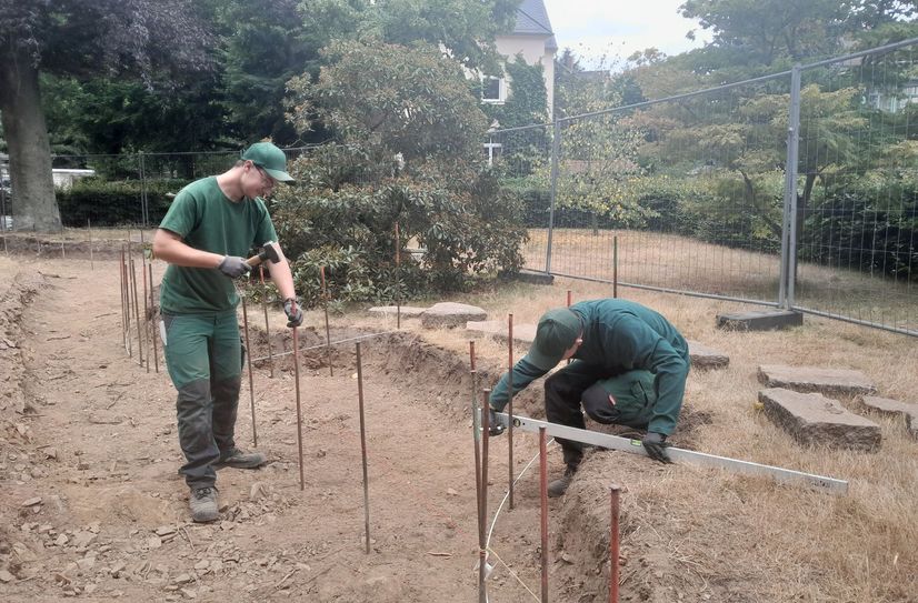 Azubis des Regiebetriebes bei Wegebauarbeiten.