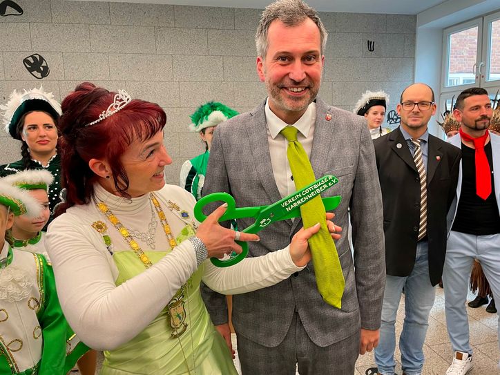 Besuch der Cottbuser Narrenweiber im Cottbuser Rathaus