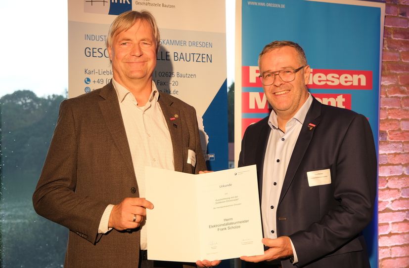 Zum Sommertreff der Wirtschaft im Landkreis Bautzen überreichte HWK-Präsident Jörg Dittrich (r.) Frank Scholze die Auszeichnung.