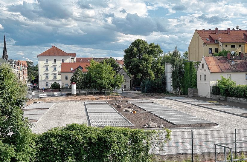 Die Borde für die neuen Parkplätze auf dem Wochenmarktplatz im Cölln sind schon erkennbar.