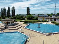 Charakteristisch für das Freibad in Riesa sind die wabenförmigen Becken.