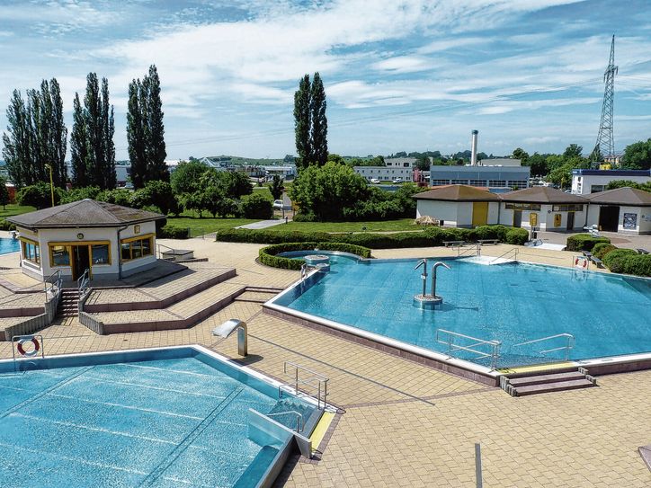 Charakteristisch für das Freibad in Riesa sind die wabenförmigen Becken.