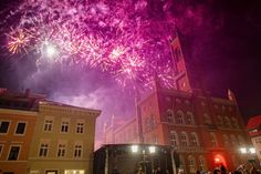 Kamenzer Marktplatz mit Rathaus, Bühne und Feuerwerk im Dezember 2022Foto: René Plaul