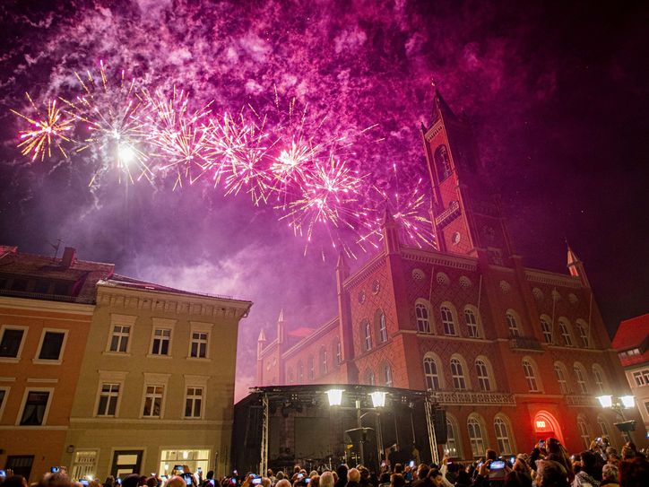 Kamenzer Marktplatz mit Rathaus, Bühne und Feuerwerk im Dezember 2022Foto: René Plaul