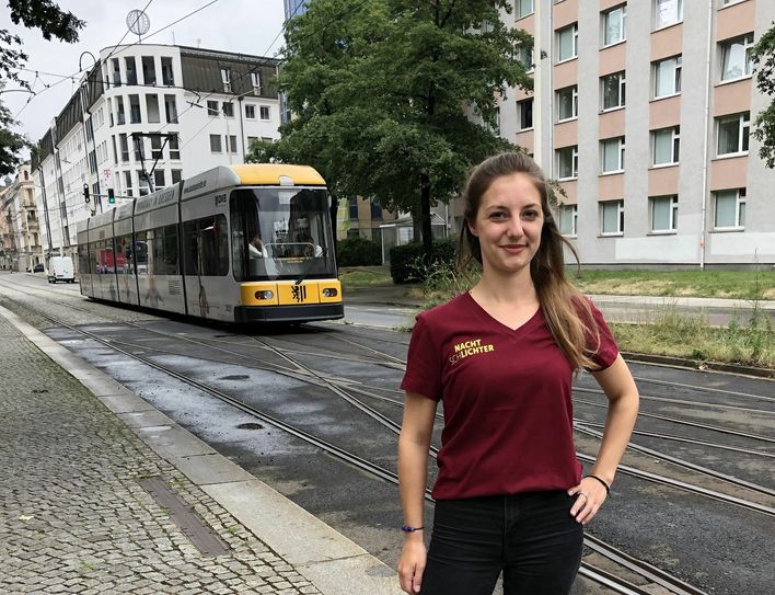 Konfliktmanagerin Anna Anastasiou ist mit den Nacht(sch)Lichtern in der Neustadt unterwegs