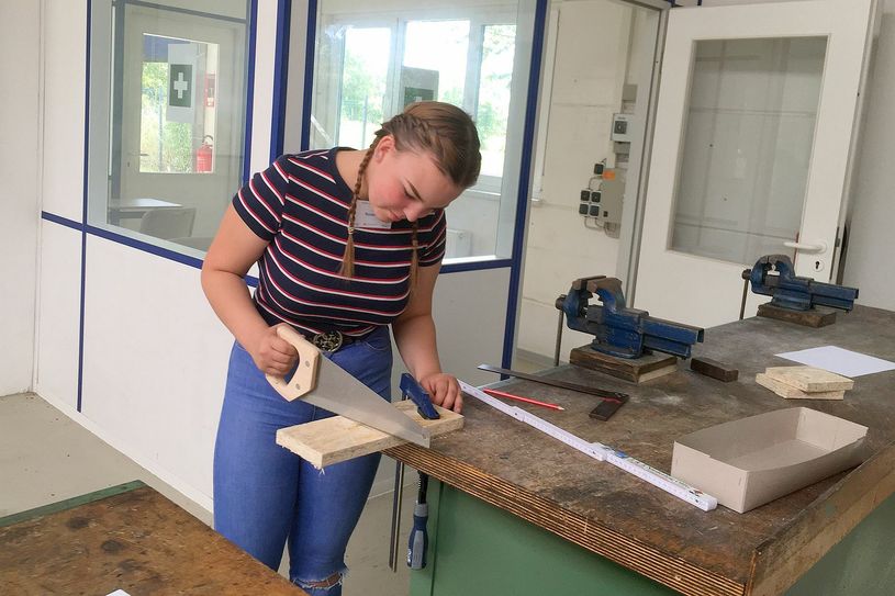 In den Ferien ganz praktisch arbeiten können Jugendliche beim Handwerkercamp in Riesa. Fotos: KHS