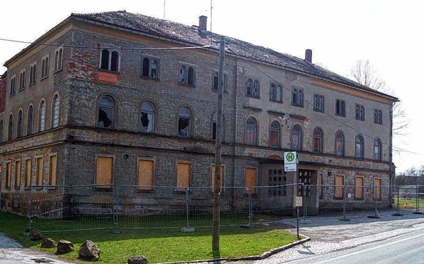 Seit über 25 Jahren verschandelt, muss  man hier schon sagen, der alte gasthof in Mittelndorf das Ortsbild. Foto: Archiv