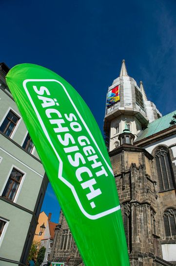 Gemeinsam mit acht Schülerinnen und Schülern aus der 10. Klasse der Scultetus-Oberschule in Görlitz hat die Graffitikünstlerin MadC riesige Plakate gestaltet. Sie werden den ganzen Sommer lang die Türme der Peterskirche schmücken. Foto: Pawel Sosnowski
