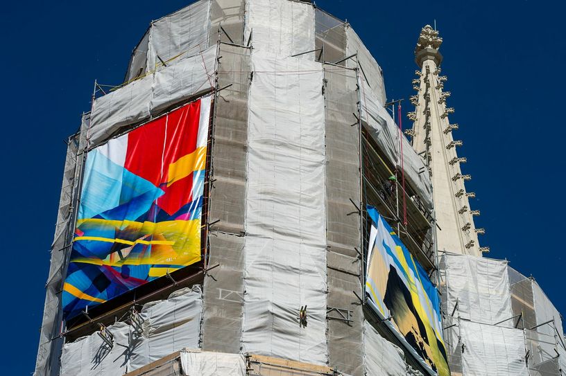 Gemeinsam mit acht Schülerinnen und Schülern aus der 10. Klasse der Scultetus-Oberschule in Görlitz hat die Graffitikünstlerin MadC riesige Plakate gestaltet. Sie werden den ganzen Sommer lang die Türme der Peterskirche schmücken. Foto: Pawel Sosnowski