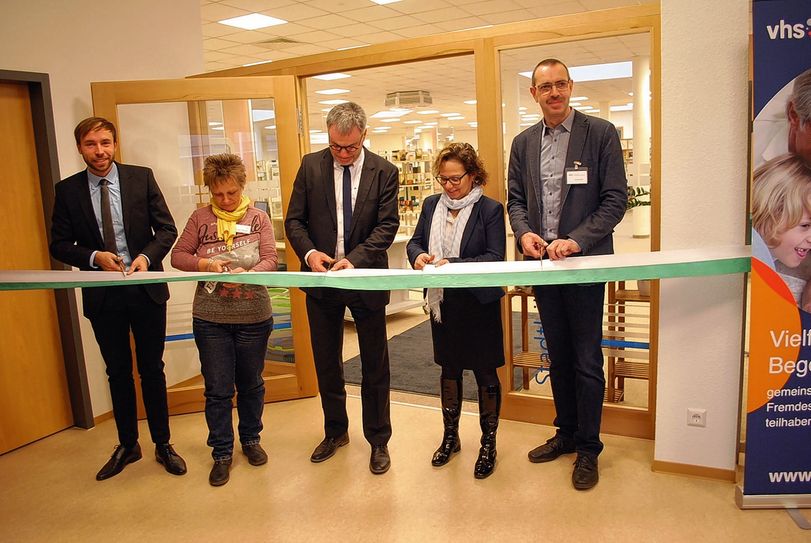 V.l.: Peter Pfitzenreiter (1. Bürgermeister), Heike Thomas (Leiterin der Bibliothek), Uwe Rumberg (Oberbürgermeister), Kati Hille (Vorsitzende der Volkshochschule Sächsische Schweiz-Osterzgebirge) und Andree Klapper (Leiter der VHS). Foto: Trache
