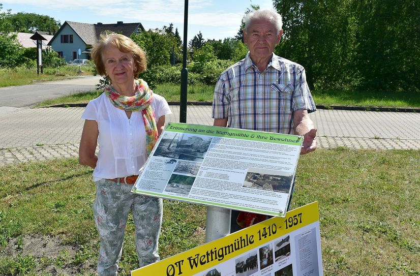 Wer das Schicksal der Wettigmühle kennt, der weiß, wie gnadenlos die Gier der Braunkohle nach Land ist. Jetzt wurde ein Platz des Gedenkens an den ehemaligen Koschener Ortsteil eingeweiht. Teresa Stein (l.) 1. Beigeordnete der Stadt Senftenberg, und Helmut Ruhland (r.), Vorsitzender des Heimatvereins Kleinkoschen, haben die Geschichtstafel des Ortsteils Wettigmühle enthüllt.