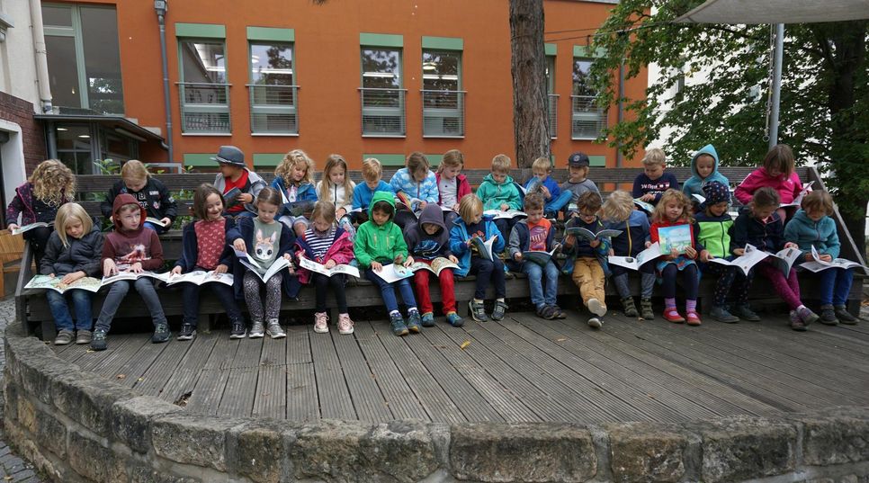 Schülerinnen und Schüler der Freien Werkschule "erkunden" den Kinderstadtführer "Auf den Spuren des Meißner Gänsejungen". Foto: Stadt Meißen