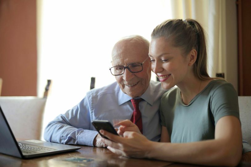 Mit Unterstützung des Jugendstadtrates bekommen Meißner Senioren eine individuelle Einführung in  ihre Handy- und Tablet-Bedienung. Foto: Archiv, Pexels-picaquadio