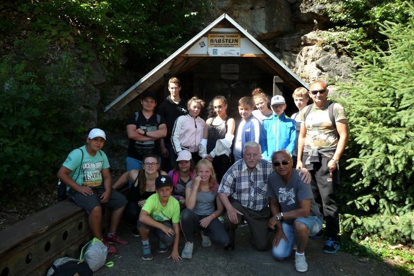 Gruppenbild vor dem Eingang des Stollens, vorn knieend Miroslav Grajcar und Klaus Fiedler.