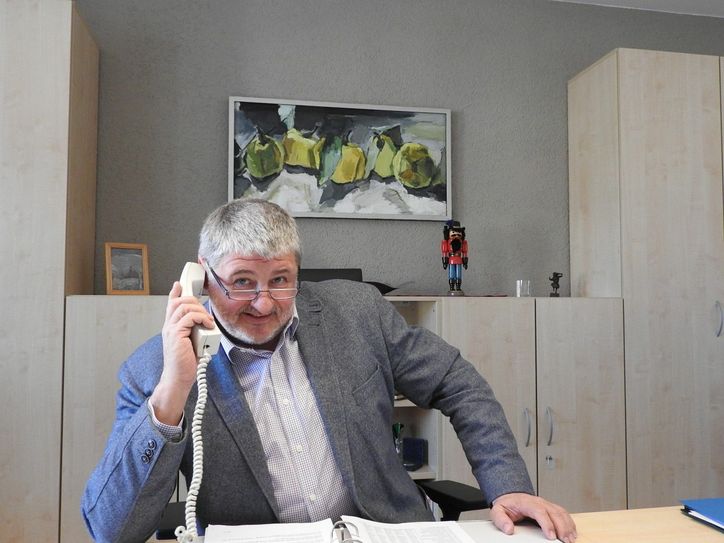 Arbeit liegt genügend auf Peter Mühles Tisch, trotzdem sucht er schon Märchen aus, die er am 20. Dezember vorlesen wird. Foto: Wo