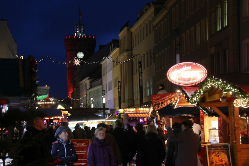 Noch bis 23. Dezember findet in Cottbus der größte Weihnachtsmarkt der Region statt. Die Deko-Fichten werden heute schon verschenkt. Foto: jho