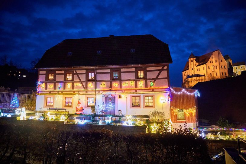 So wie hier in Hohnstein sind viele Orte des Landkreises weihnachtlich geschmückt worden. Dieses Licht spendet Wärme und Zuversicht. Foto: M. Förster