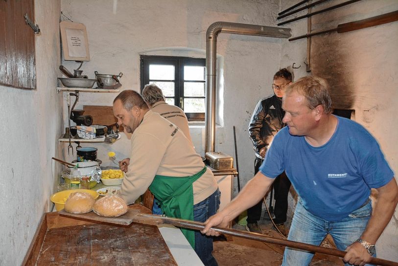 In der Backstube duftete es nach frischen Reisig-Brot und Zuckerkuchen, welches die Vereinsmitglieder anboten. Foto: Detlef Bogott