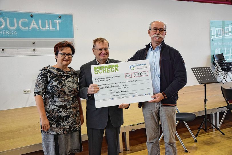 Kerstin Lieder und Michael Köllner (r.) freuen sich über die 5.000 Euro Spende, die Thomas Delling vor wenigen Tagen an den Chor übergab. Foto: kd