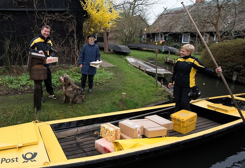 Spreewaldkahn-Zustellerin Andrea Bunar und Jens Riewa auf Zustelltour. Foto: Deutsche Post DHL Group