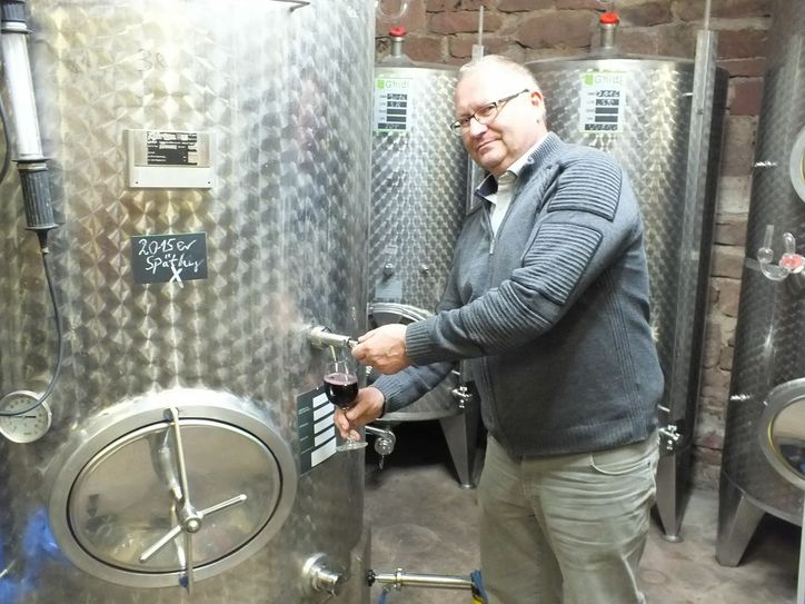 Lothar Klüpfel ist Winzer und Chef des Weingut Oesterlein in Dertingen im badischen Frankenland. Das Weingut wurde Anfang der 1960er Jahre gegründet und zählt heute elf Hektar.