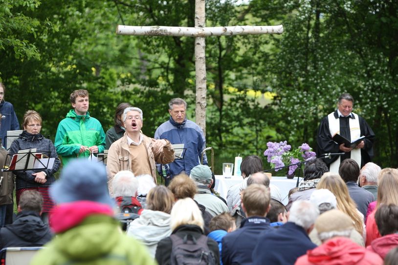 Viele Besucher kommen immer zum Waldgottesdienst.  Foto: D. Förster
