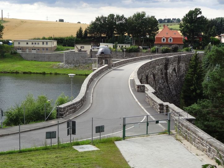 Auf der Staumauer heißt es wieder Freie Fahrt.  Foto: Förster/Archiv