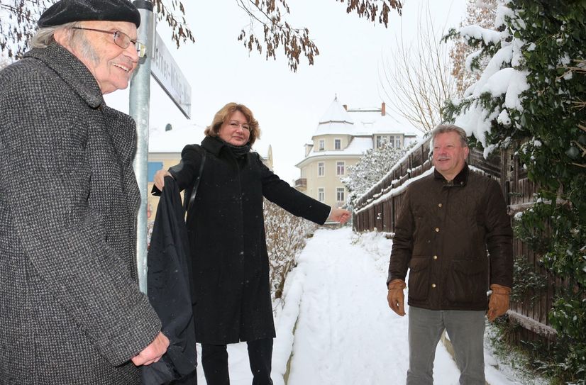 Bruder Walther Wittig, Tochter Sabine Frey und Oberbürgermeister Bert Wendsche (re.) enthüllen das neue Straßenschild.