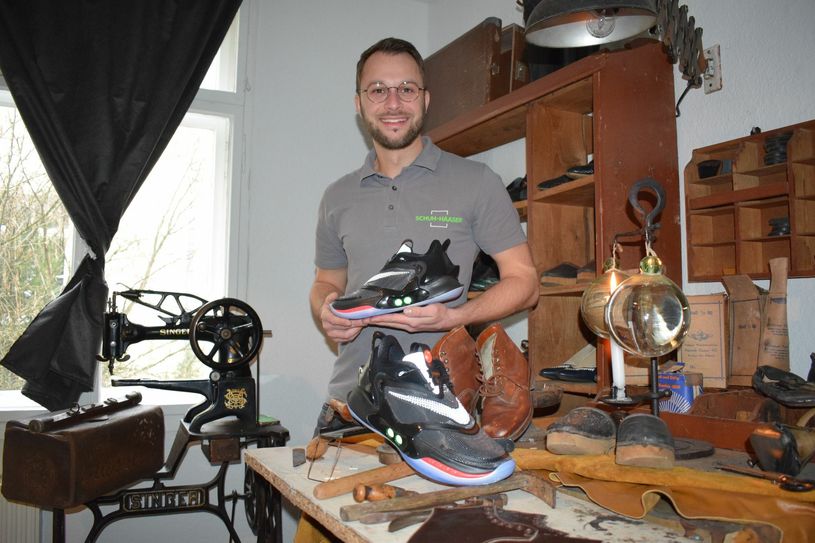 BUZ: Mit einem selbstschnürenden Schuh, der sich per Smartphone-App steuern lässt, erweitert Clemens Haaser seine exklusive Schuhsammlung. Foto: spa